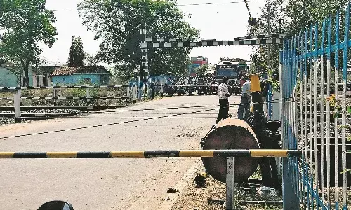 युवक को चक्कर आया और रेलवे क्रासिंग पर गेट खुलने के इंतजार में निकला दम