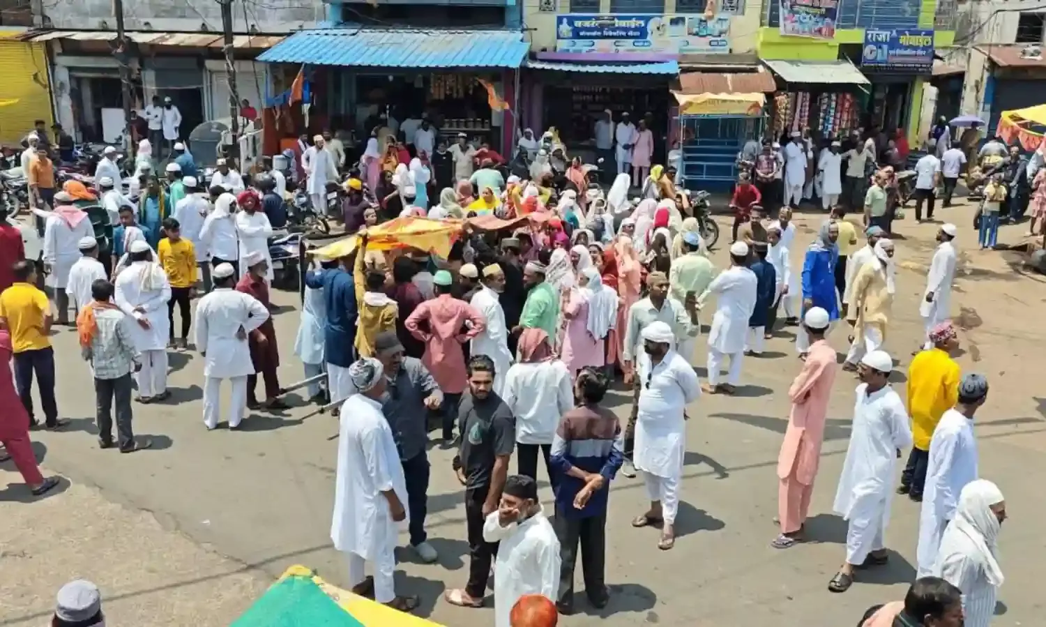 बैल के हमले से युवक की मौत, शव रखकर प्रदर्शन