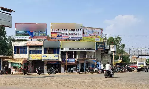 मुंबई के बाद पुणे में होर्डिंग गिरने की घटना के बाद अब अलर्ट मोड पर नगर पालिका