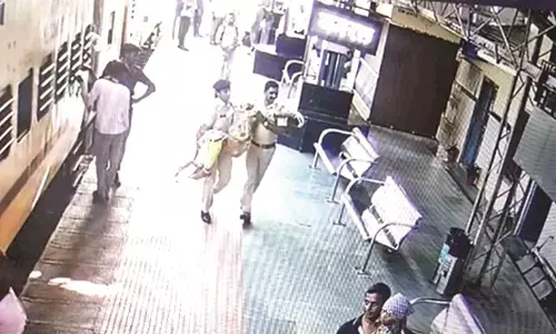 ट्रेन के विकलांग कोच में मूक बधिर महिला यात्री को प्रसव पीड़ा, कामठी अस्पताल में दिया शिशु का जन्म ट्रेन के विकलांग कोच में मूक बधिर महिला यात्री को प्रसव पीड़ा, कामठी अस्पताल में दिया शिशु का जन्म