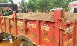 रेत तस्करों के खिलाफ सख्ती, रेत लदे ट्रैक्टर समेत चार लाख का माल किया जब्त रेत तस्करों के खिलाफ सख्ती, रेत लदे ट्रैक्टर समेत चार लाख का माल किया जब्त