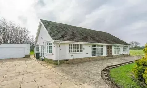 ब्रिटेन में बिक रहा यह आलीशान बंगला, रूम में अंदर का समान देख खरीदने वालों का घूमा दिमाग, जानकर रह जाएंगे हैरान