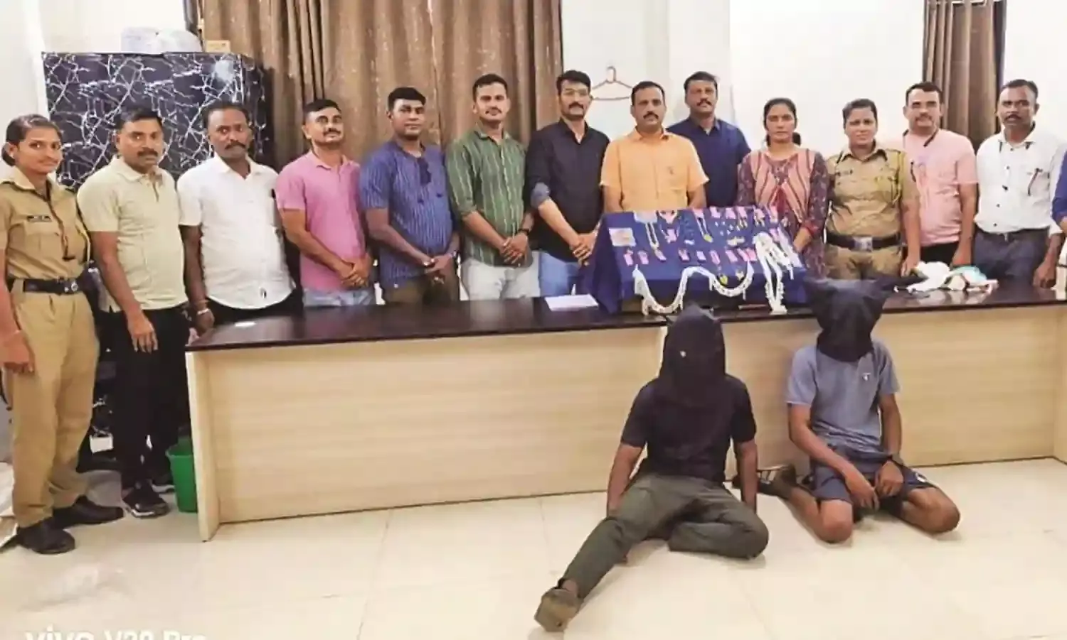 बस स्टैंड से गहनों से भरा पर्स उड़ाने वाली महिला समेत चार गिरफ्तार