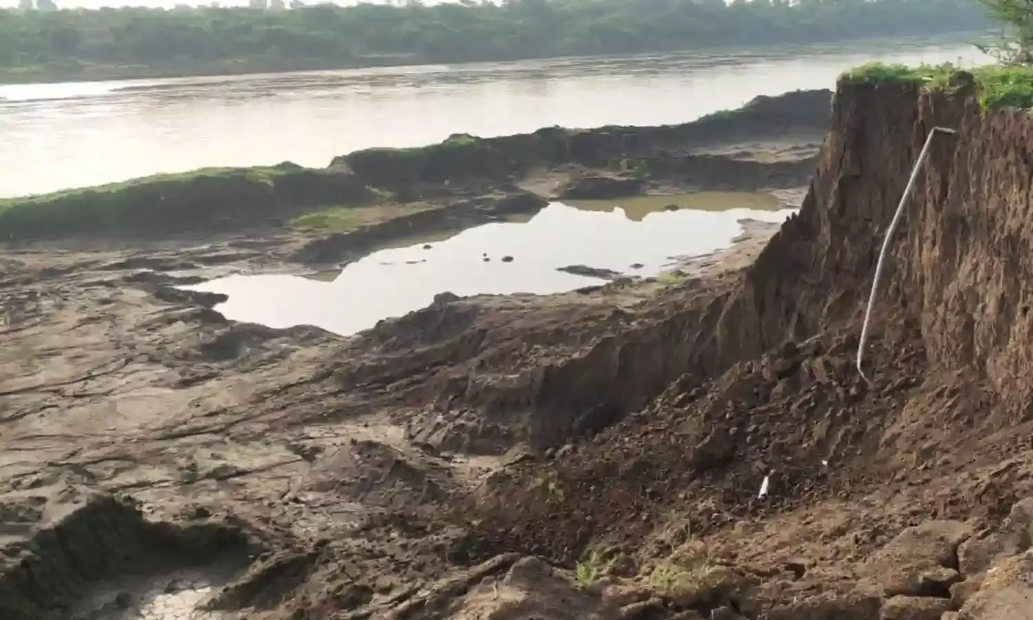 बिलोली की मांजरा नदी पर अवैध रेत खनन, अब पर्यावरण विभाग ने दी है ये चेतावनी..