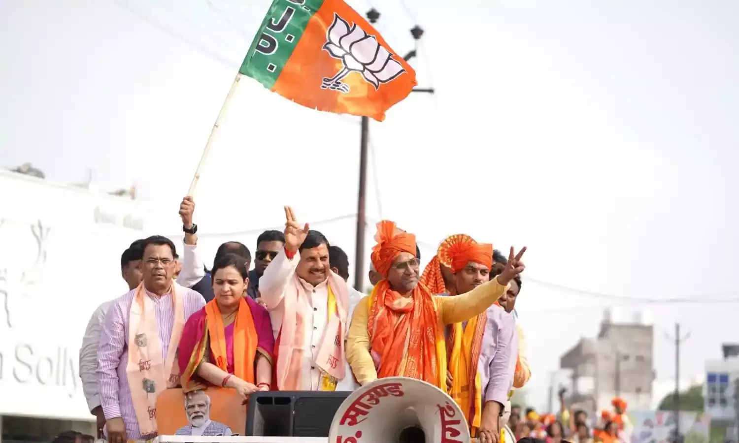 सीएम मोहन यादव ने निरहुआ के समर्थन में किया रोड शो, बीजेपी को प्रचंड बहुमत से जिताने की अपील की