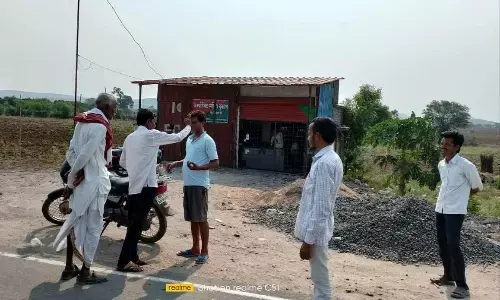 रंगारी में शराब दुकान हटाने ग्रामीण कर रहे गांधीगिरी