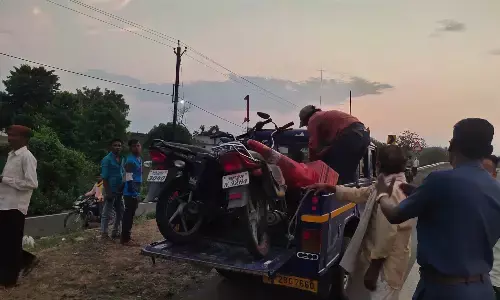 दो बाइक टकराई, एक मौत, तीन घायल दो बाइक टकराई, एक मौत, तीन घायल