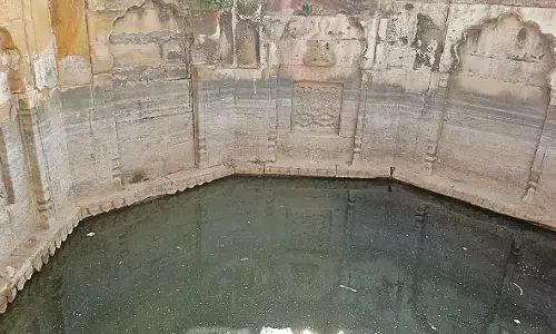 करीब 2500 साल पुराने कुएं में ध्यानस्थ बुद्ध की प्रतिमा, साधना के लिए 20 खोलियां भी