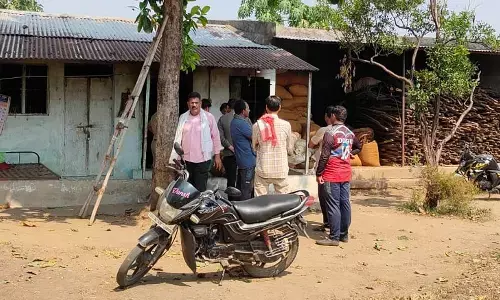 शराब के नशे में डंडे से पीट पीटकर पत्नी की हत्या , आरोपी पति को पुलिस ने किया गिरफ्तार शराब के नशे में डंडे से पीट पीटकर पत्नी की हत्या , आरोपी पति को पुलिस ने किया गिरफ्तार