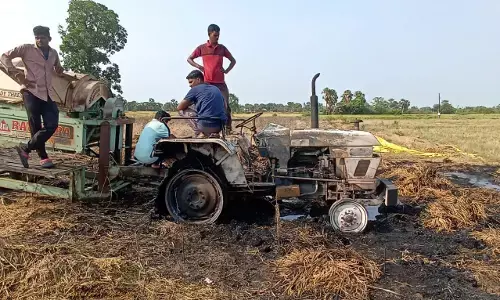 धान कुटाई के दौरान लगी आग, ट्रैक्टर, थ्रेशर मशीन और धान जलकर खाक धान कुटाई के दौरान लगी आग, ट्रैक्टर, थ्रेशर मशीन और धान जलकर खाक