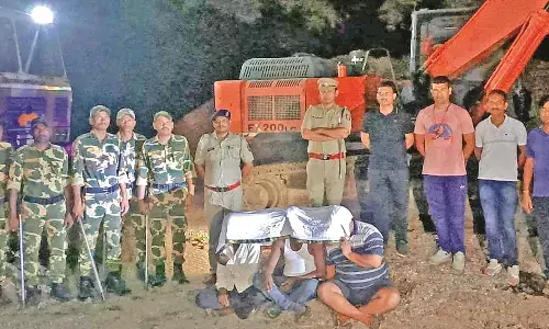 पांच टिप्पर-पोकलेन-जेसीबी और ट्रक समेत 2.60 करोड़ का माल जब्त, रेत घाट पर छापा