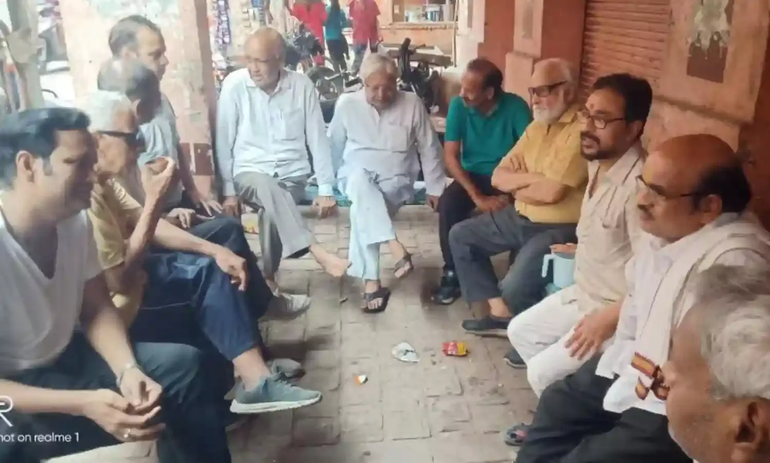 चाय की चुस्की से सियासी खबर- काशीवासियों ने कहा - हम सांसद नहीं, पीएम चुनते हैं