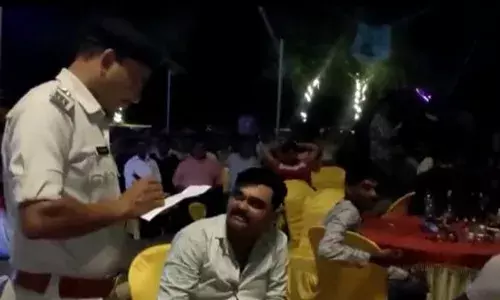 रेव पार्टी : गवनापुर के नेचर प्राइड वॉटर पार्क पर छापा, महिलाओं समेत 45 पकड़ाए रेव पार्टी : गवनापुर के नेचर प्राइड वॉटर पार्क पर छापा, महिलाओं समेत 45 पकड़ाए