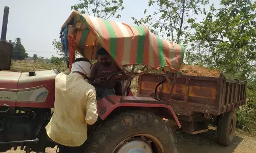 रेत और मुरूम की तस्करी करने वालों को पकड़कर 4 ट्रैक्टर और जेसीबी की जब्त रेत और मुरूम की तस्करी करने वालों को पकड़कर 4 ट्रैक्टर और जेसीबी की जब्त