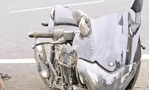 लोहे के एंगल से जा टकराई तेज रफ्तार बाइक, युवा चालक का कट गया गला