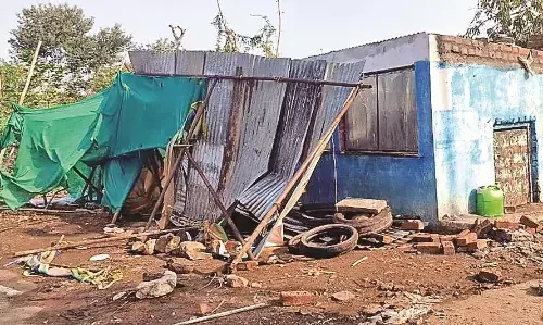 देवली में आंधी और बारिश से भारी नुकसान, मुरदगांव में 250 और आगरगांव में 150 मकान क्षतिग्रस्त देवली में आंधी और बारिश से भारी नुकसान, मुरदगांव में 250 और आगरगांव में 150 मकान क्षतिग्रस्त