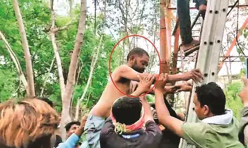 मोबाइल टाॅवर पर चढ़कर शराबी ने मचाया हंगामा, मशक्कत के बाद उतारा जा सका नीचे मोबाइल टाॅवर पर चढ़कर शराबी ने मचाया हंगामा, मशक्कत के बाद उतारा जा सका नीचे