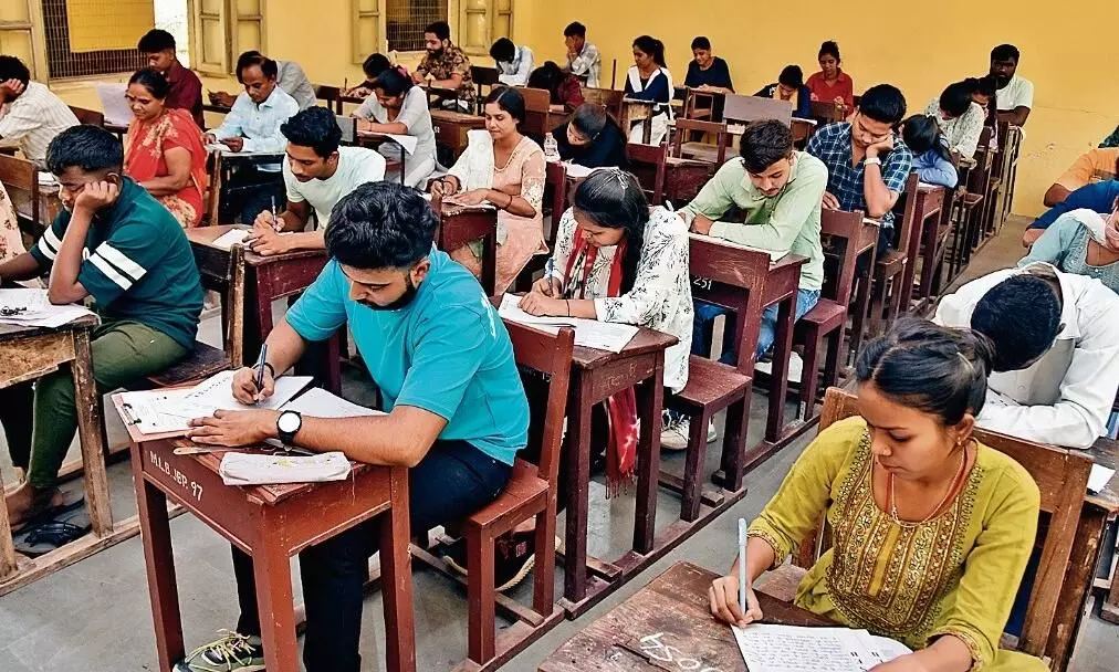 भरी दोपहर में 2 बजे से 10वीं की परीक्षा, छात्रों को आ रहे चक्कर भरी दोपहर में 2 बजे से 10वीं की परीक्षा, छात्रों को आ रहे चक्कर