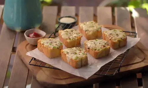 बिना ओवन के घर पर बनाएं कैफे और रेस्टोरेंट जैसा लजीज चीज बर्स्ट गार्लिक ब्रेड, यहां जानिए पूरी रेसिपी