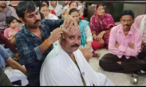 पानी के लिए परेशान जनता ने मजीप्रा के खिलाफ किया मुंडन और मटका फोड़ो आंदोलन