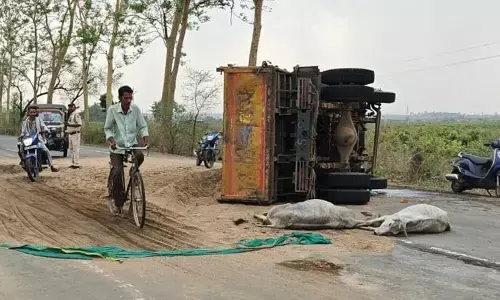 गायों को कुचलने के बाद हाइवे में पलटा रेत भरा ट्रक गायों को कुचलने के बाद हाइवे में पलटा रेत भरा ट्रक