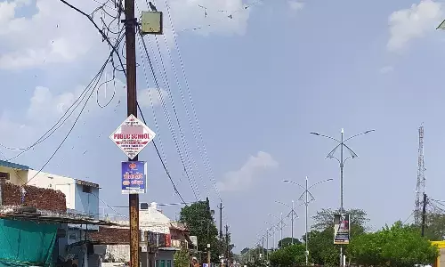 विद्युत खंभों में भी छोटे-बड़े होर्डिंग्स की भरमार, किसी ने नहीं ली अनुमति विद्युत खंभों में भी छोटे-बड़े होर्डिंग्स की भरमार, किसी ने नहीं ली अनुमति