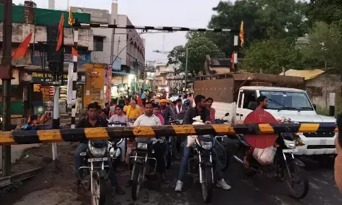 7 घंटे में बन गया अंडर पास, 5 साल में नहीं बन सकी रोड