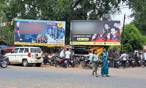 होर्डिंग्स में मनमानी, प्रशासन नतमस्तक होर्डिंग्स में मनमानी, प्रशासन नतमस्तक