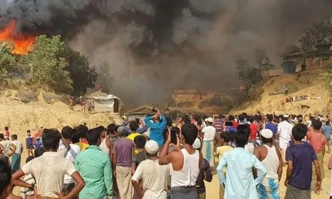 बांग्लादेश में रोहिंग्या शरणार्थियों के शिविर में लगी भीषण आग, सैकड़ों झुग्गियां जलकर खाक, हजारों लोग बेघर
