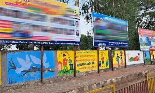 होर्डिंग्स में 50 मीटर दूरी का नहीं हो रहा पालन, जिम्मेदार फिर भी मौन