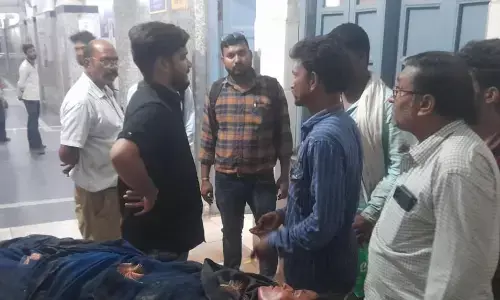 फुटपाथ पर खड़े 4 लोगों को टक्कर मारकर नाली में पलटी कार, महिला की मौत, 3 घायल, फुटपाथ पर खड़े 4 लोगों को टक्कर मारकर नाली में पलटी कार, महिला की मौत, 3 घायल,