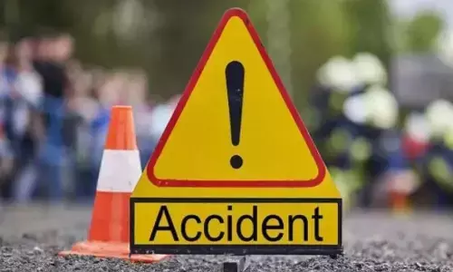 आलू से भरा ट्रक पलटा,लोगों ने लूटे, कुरई घाटी में हुआ हादसा, एक घायल