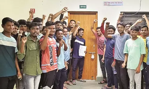 पांच दिनों से आंदोलन शुरू, सरकार ने नहीं ली सुध, आदिवासी छात्रावास में तालाबंद आंदोलन पांच दिनों से आंदोलन शुरू, सरकार ने नहीं ली सुध, आदिवासी छात्रावास में तालाबंद आंदोलन