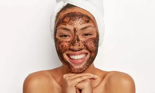 गर्मियों में चाहती हैं चमकती स्किन तो, डेड सेल्स हटाने के लिए ट्राई करें ये कॉफी स्क्रब