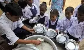 बंद स्कूलों में बांट रहे मध्यान्ह भोजन, जिम्मेदारों ने पोर्टल पर वितरण की करा दी फीडिंग बंद स्कूलों में बांट रहे मध्यान्ह भोजन, जिम्मेदारों ने पोर्टल पर वितरण की करा दी फीडिंग