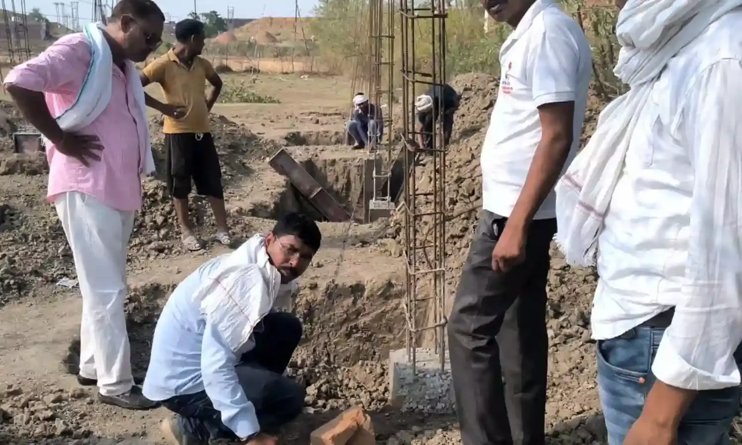 सरकारी जमीन बेंच रहे है अवैध कॉलोनाइजर