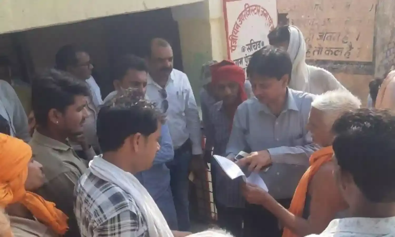 कलेक्टर ने जल संसाधन विभाग के कार्यों का किया निरीक्षण, ग्रामवासियों से संवाद कर सुनी समस्याएं