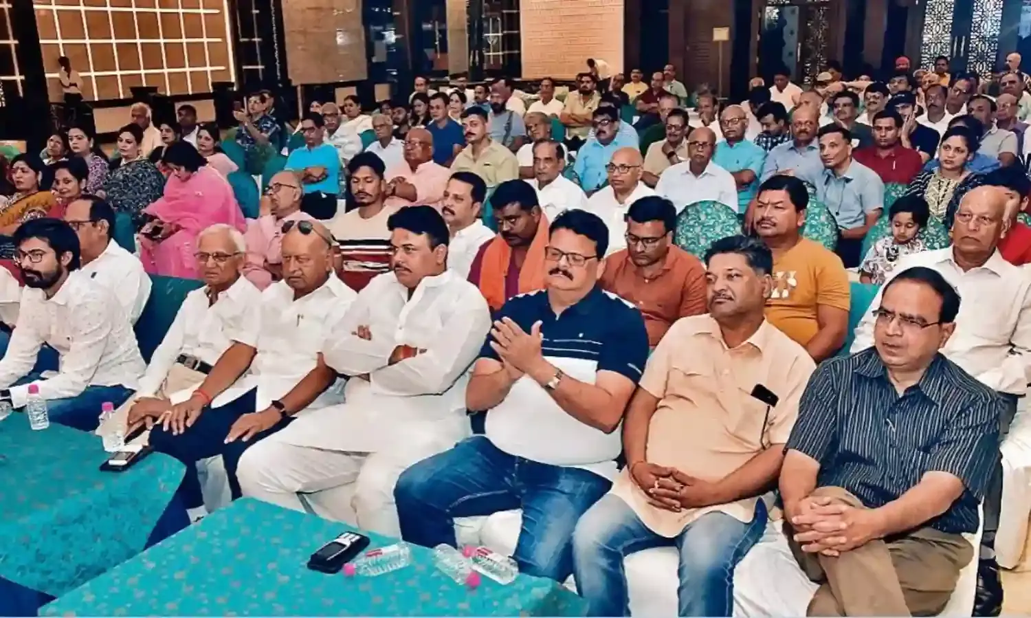 मुंबई फ्लाइट चालू कराने पूरा शहर एकजुट, महासम्मेलन में दिखा आक्रोश