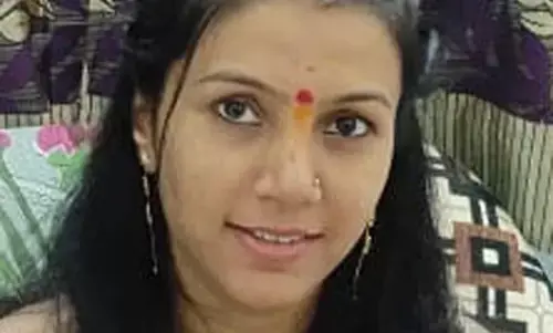 पशुसंवर्धन अधिकारी ने पत्नी के सिर पर वार किया, फिर गला घोंटकर फंंदे पर लटका दिया पशुसंवर्धन अधिकारी ने पत्नी के सिर पर वार किया, फिर गला घोंटकर फंंदे पर लटका दिया