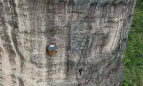 विशाल चट्टान के बीच झूलती ये दुकान है बेहद खतरनाक, एडवेंचर करने 393 फीट ऊंची दुकान पर जाते हैं लोग, जानकर खड़े हो जाएंगे रोंगटे