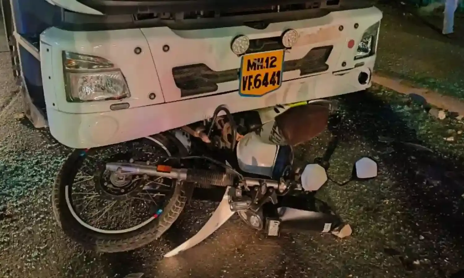पुणे में फिर हुई सड़क दुर्घटना, ट्रक की टक्कर से दो इंजीनियरिंग छात्रों की मौत