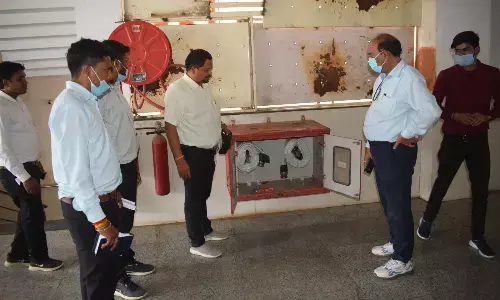 डिस्ट्रिक्ट हॉस्पिटल के पास फायर एनओसी नहीं, टंकी खाली, इमरजेंसी गेट बंद