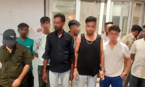 ईसजादों की पार्टी से पुलिस ने जब्त की शराब और हुक्का, पाम रिसोर्ट में चल रही पार्टी से १२ युवक और ८ युवतियां धराएं