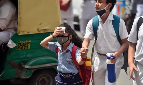 प्रदेश के स्कूलों में गर्मियों की छुट्टियां बढ़ाने सहित अन्य कर्मचारियों के बराबर अवकाश की मांग