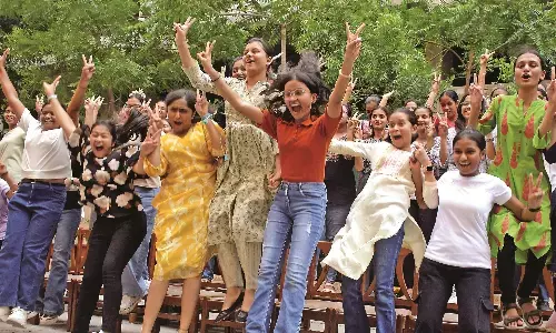 10वीं बोर्ड परीक्षा का आया रिजल्ट, शहर में श्रीया, आर्या, सुहानी सबसे आगे