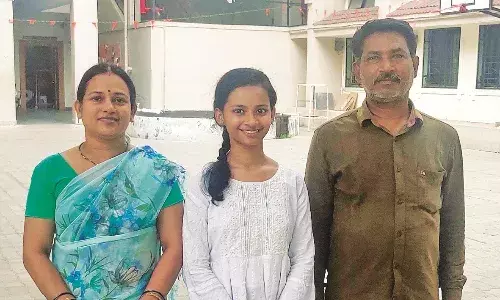 जिस स्कूल में पिता चौकीदार उसी स्कूल में बेटी ने किया टॉप, अब इंजीनियरिंग करने की चाह