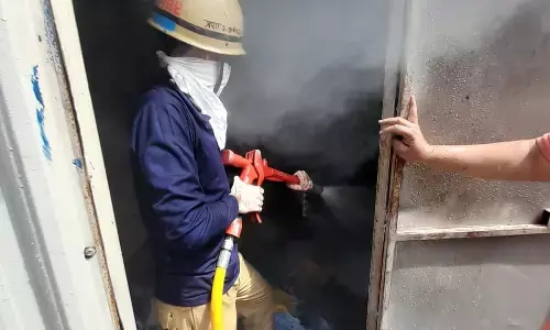 अमरावती के नवाथे परिसर की एसबीआई के फाइनेंस कार्यालय में लगी आग अमरावती के नवाथे परिसर की एसबीआई के फाइनेंस कार्यालय में लगी आग