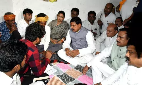 पीड़ित परिवार से मिले सीएम, 8 लाख 25 हजार रुपये की मदद का किया ऐलान, पुलिस चौकी खोलने का दिया आश्वासन