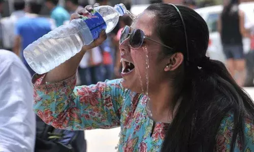 मौसम के दो रंग - एक तरफ आसमान से बरस रही आग, दूसरी तरफ आंधी ने किया हाल-बेहाल मौसम के दो रंग - एक तरफ आसमान से बरस रही आग, दूसरी तरफ आंधी ने किया हाल-बेहाल