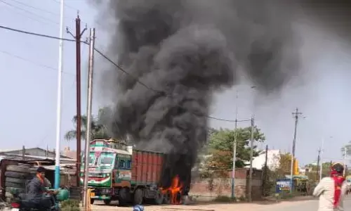 एचटी लाइन की वायर ट्रक पर गिरी, भडक़ी आग